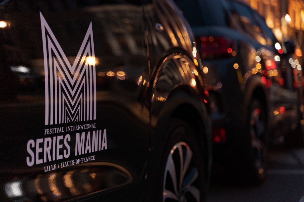 Logo SériesMania sur une voiture